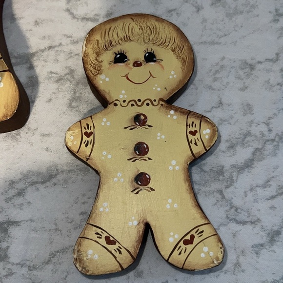 Vintage 1980s Set of 3 Wooden Hand Painted Gingerbread Family Stand Alone - Picture 3 of 8